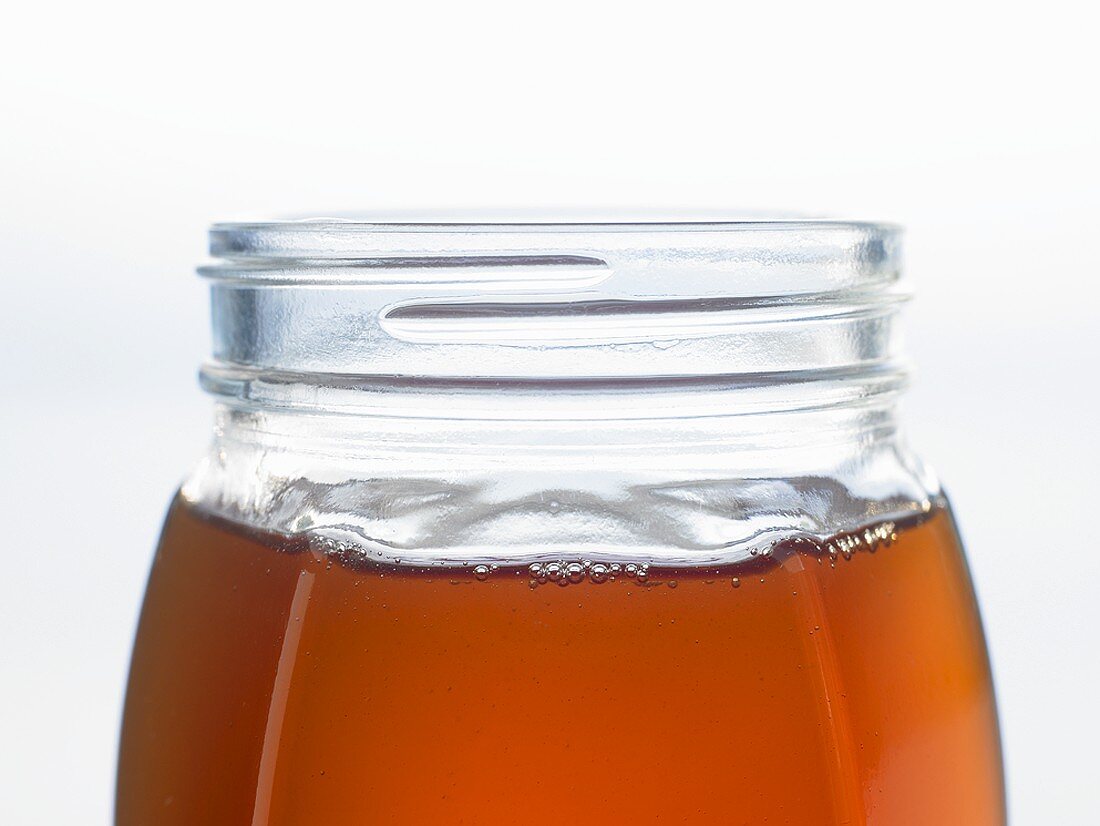 Ein offenes Honigglas