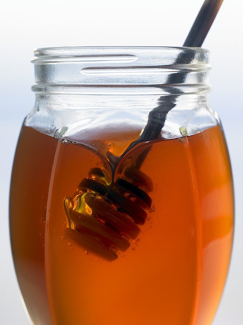 Honiglöffel in einem Honigglas