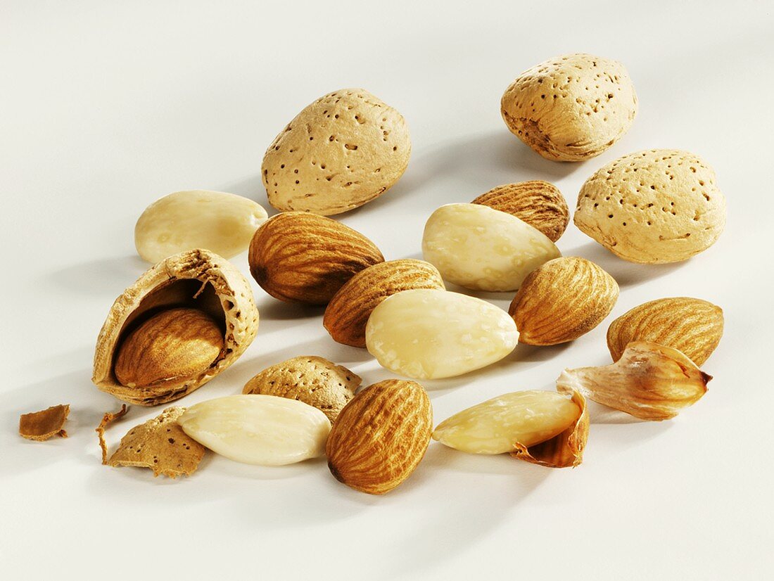 Shelled and unshelled almonds