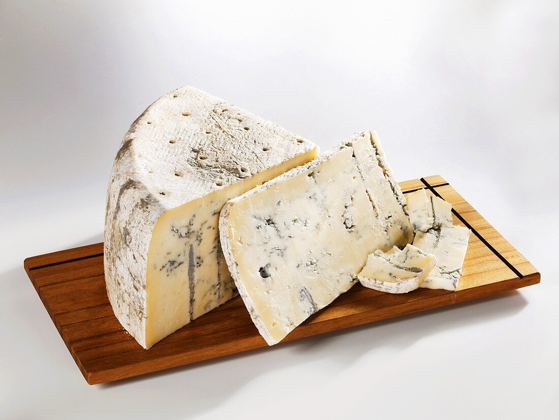 A piece of Gorgonzola, partly sliced