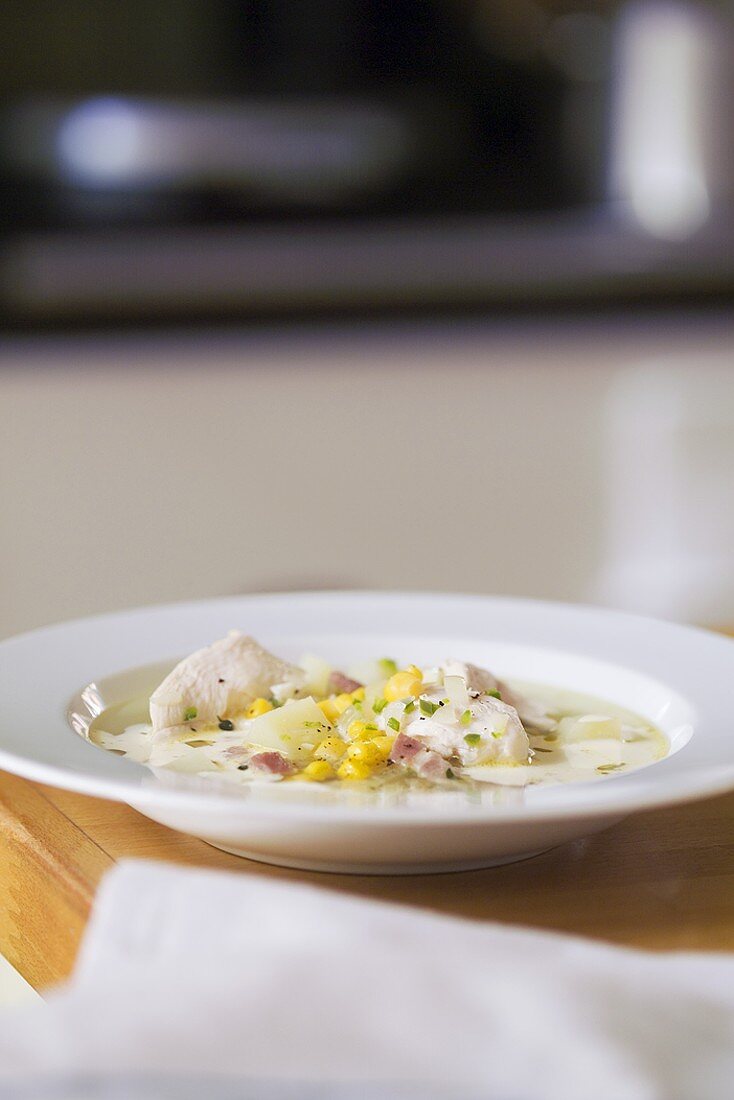 Maissuppe mit Hähnchenfleisch und Chili