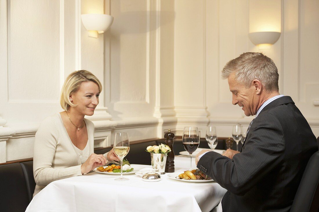 Mann und Frau beim gemeinsamen Essen in einem Restaurant