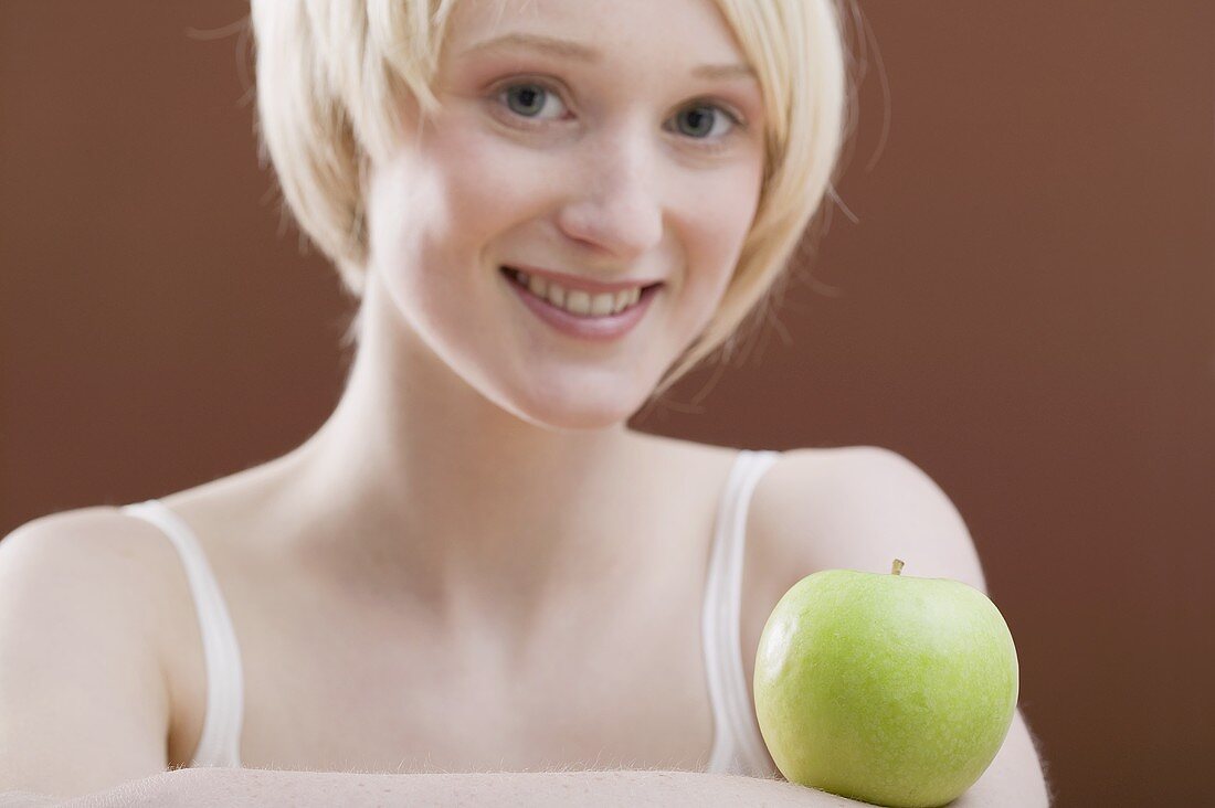 Junge Frau mit einem Apfel