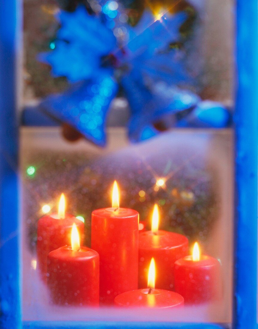Ein Fenster weihnachtlich mit Kerzen dekoriert
