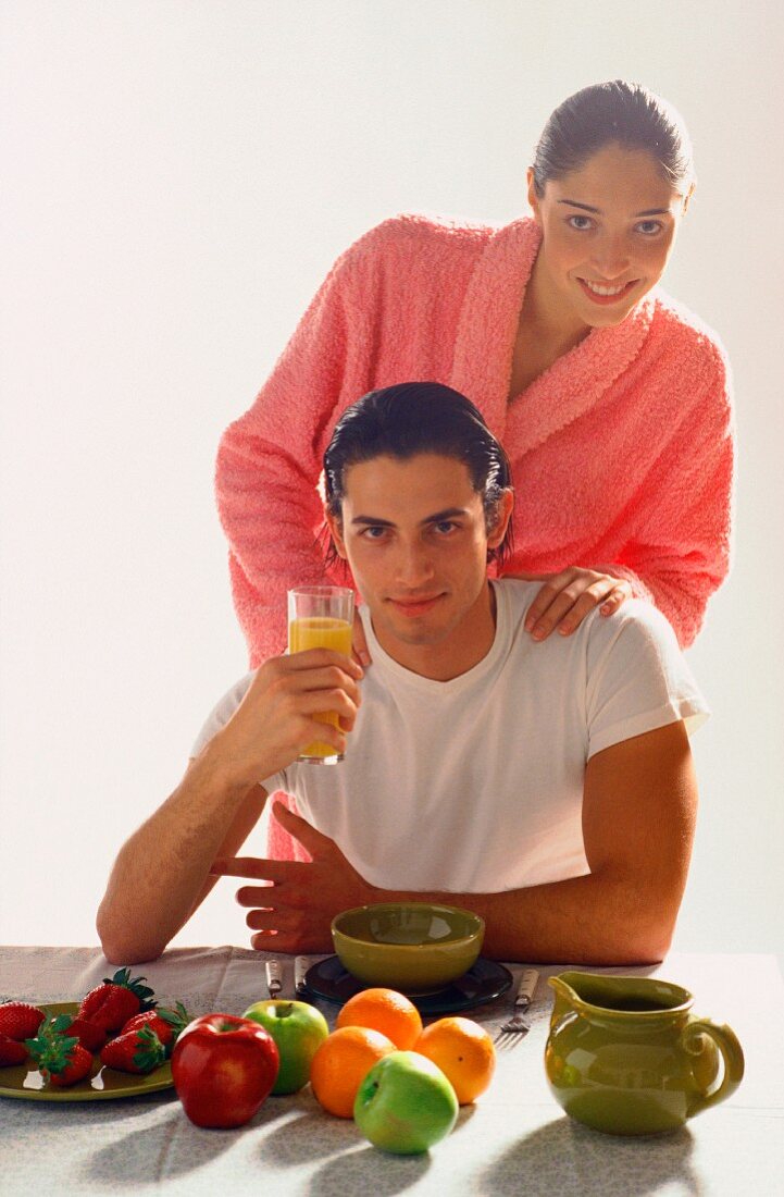 Couple with fruit (healthy diet)