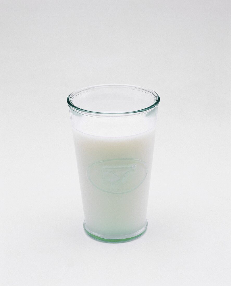 Ein Milchglas mit Milch