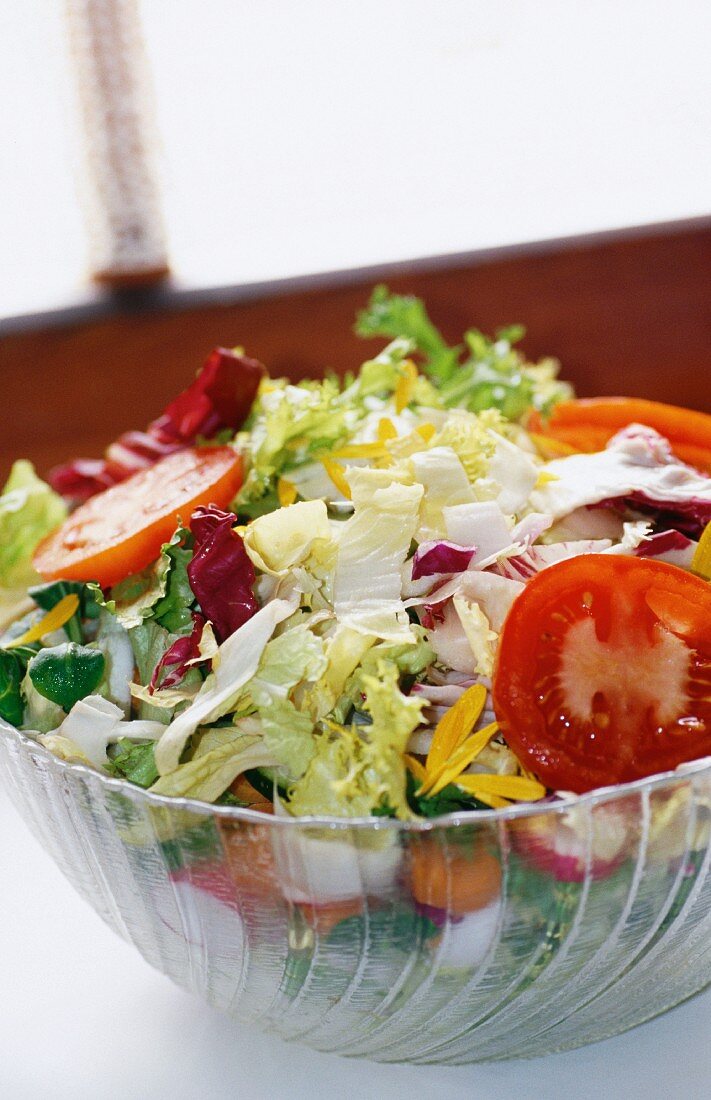 Eine Salatschüssel mit gemischtem Salat