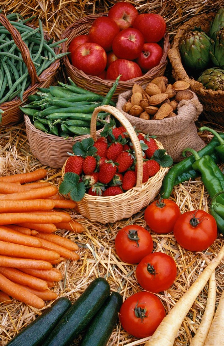 Geerntetes Gemüse und Obst auf Stroh