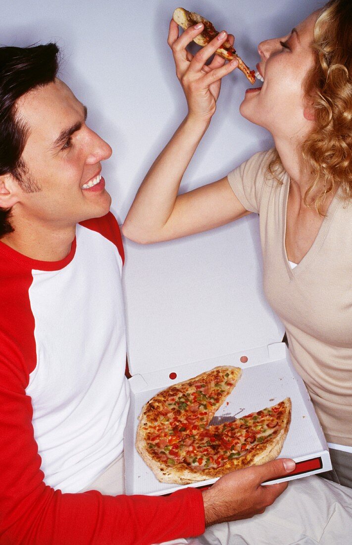 Paar beim Pizza essen