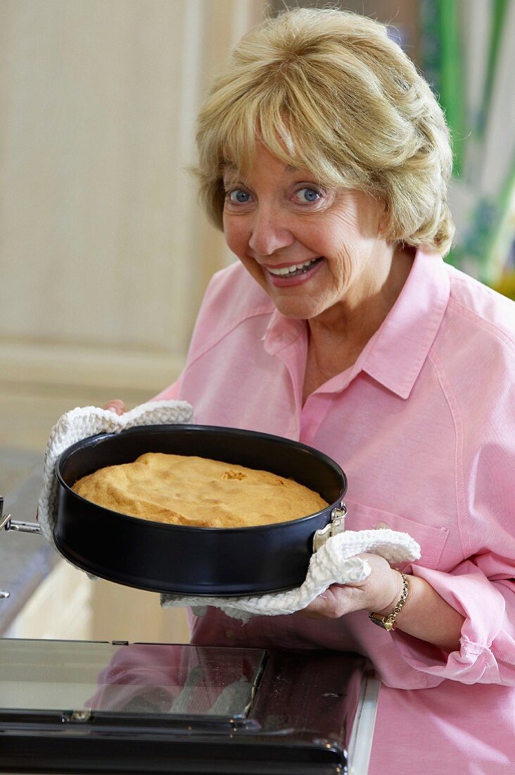 Frau mit Kuchen in Kuchenform