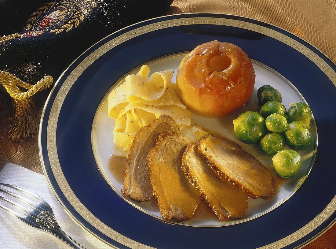 Gänsebraten mit Bratapfel & Rosenkohl