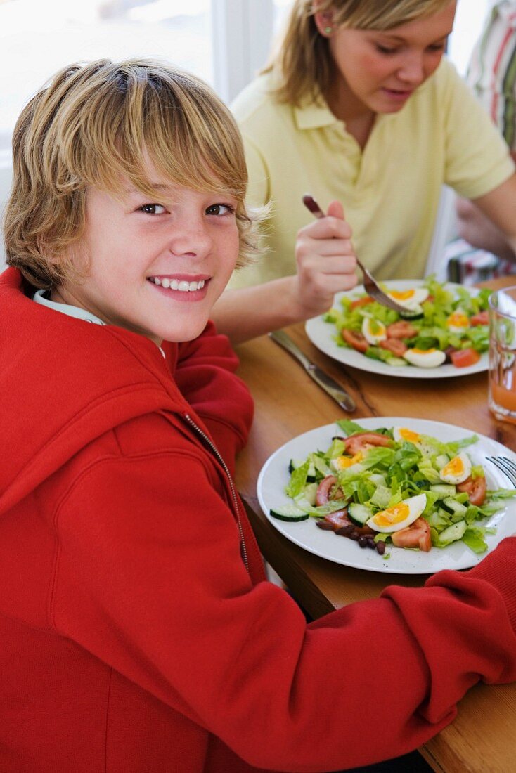 Junge beim Essen von Salat