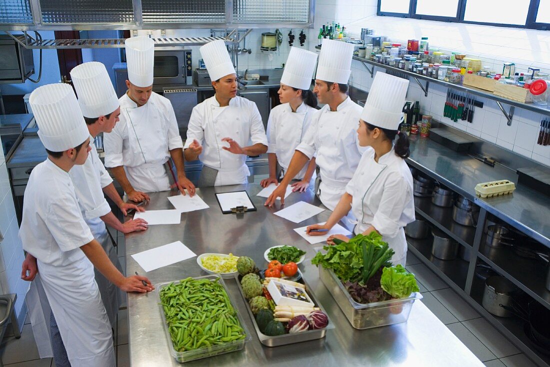 Kochlehrlinge lernen kochen beim Küchenchef