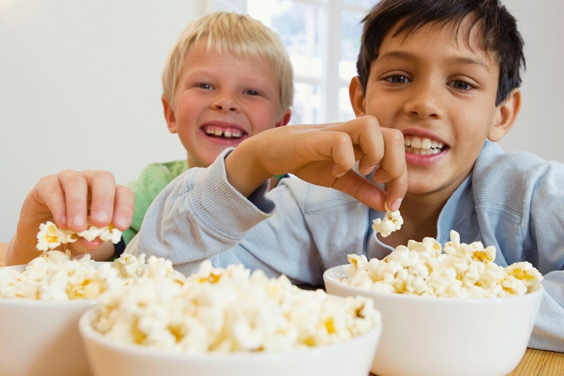 Zwei Jungen essen Popcorn