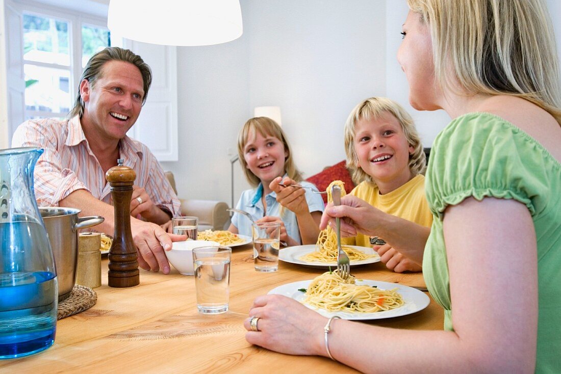 Familie beim Spaghetti essen im Esszimmer