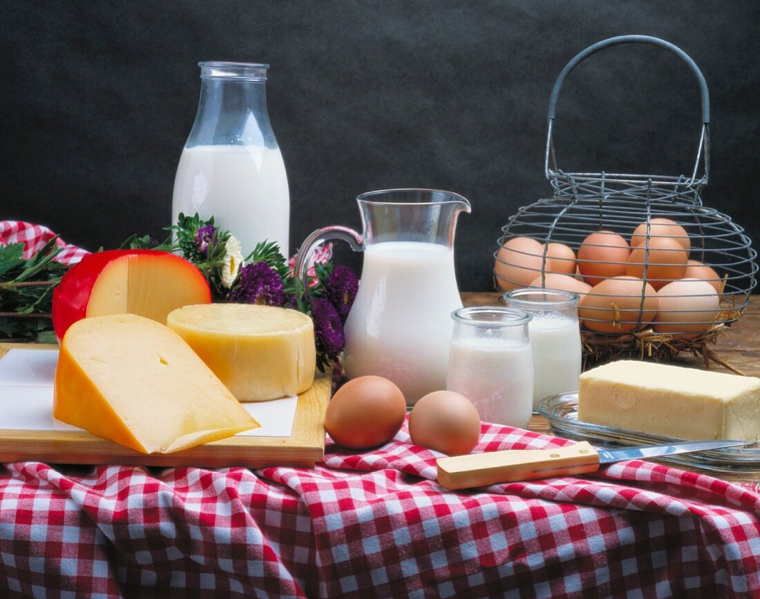 Stillleben mit Eiern, Milch, Käse und Butter