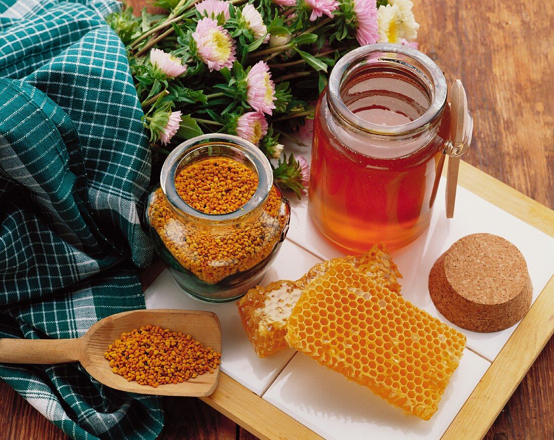 Honig, Honigwabe und Blütenpollen
