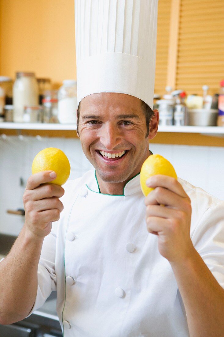 Koch mit zwei Zitronen