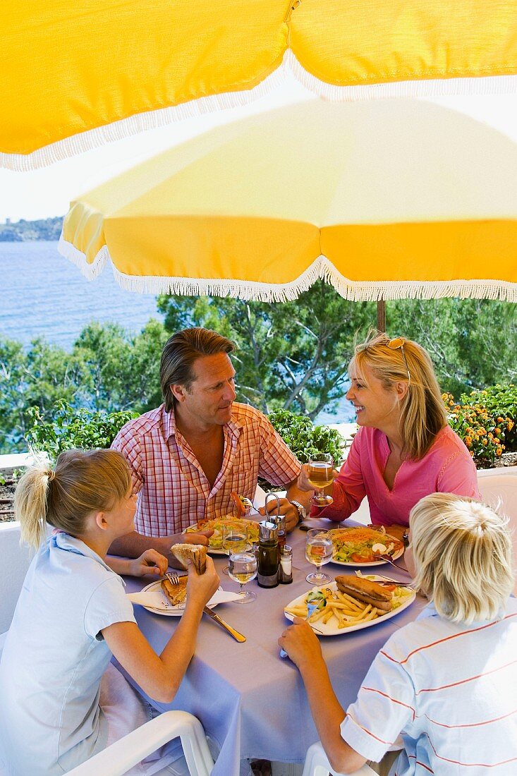 Familie beim Essen im Urlaub