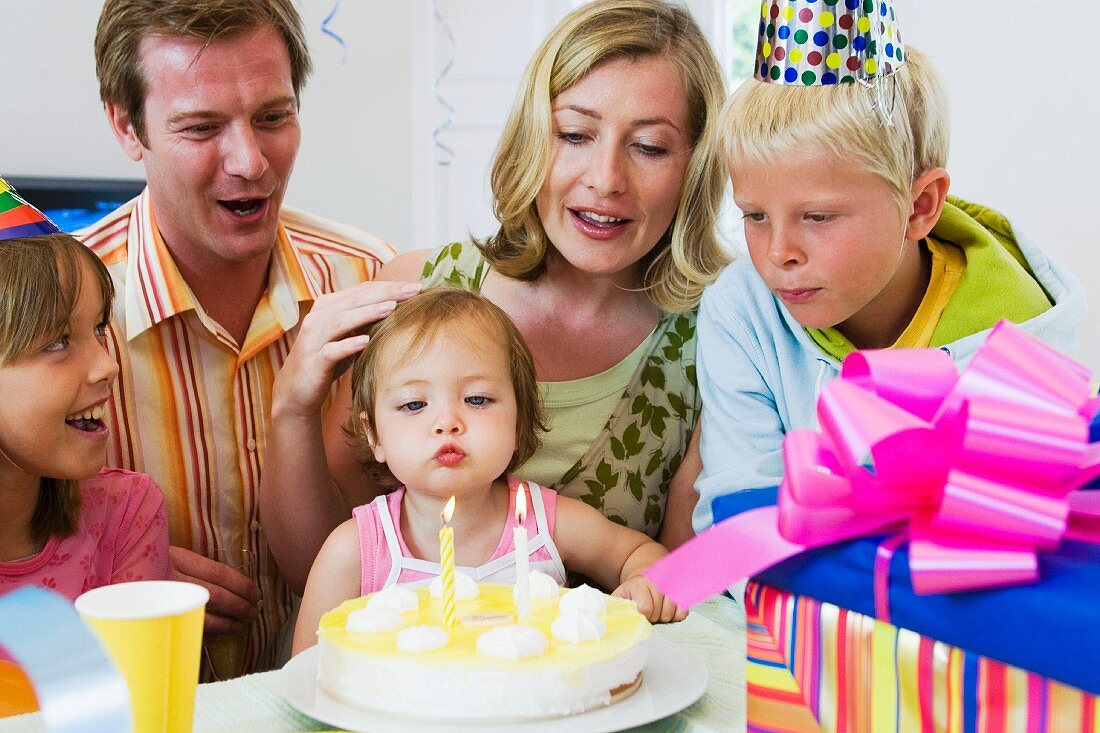 Geburtstagsfeier eines Kindes mit Familie