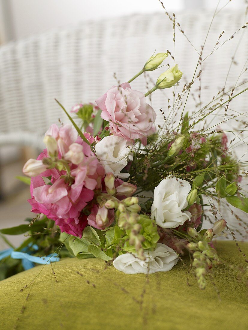Bouquet of lisianthus and snapdragons