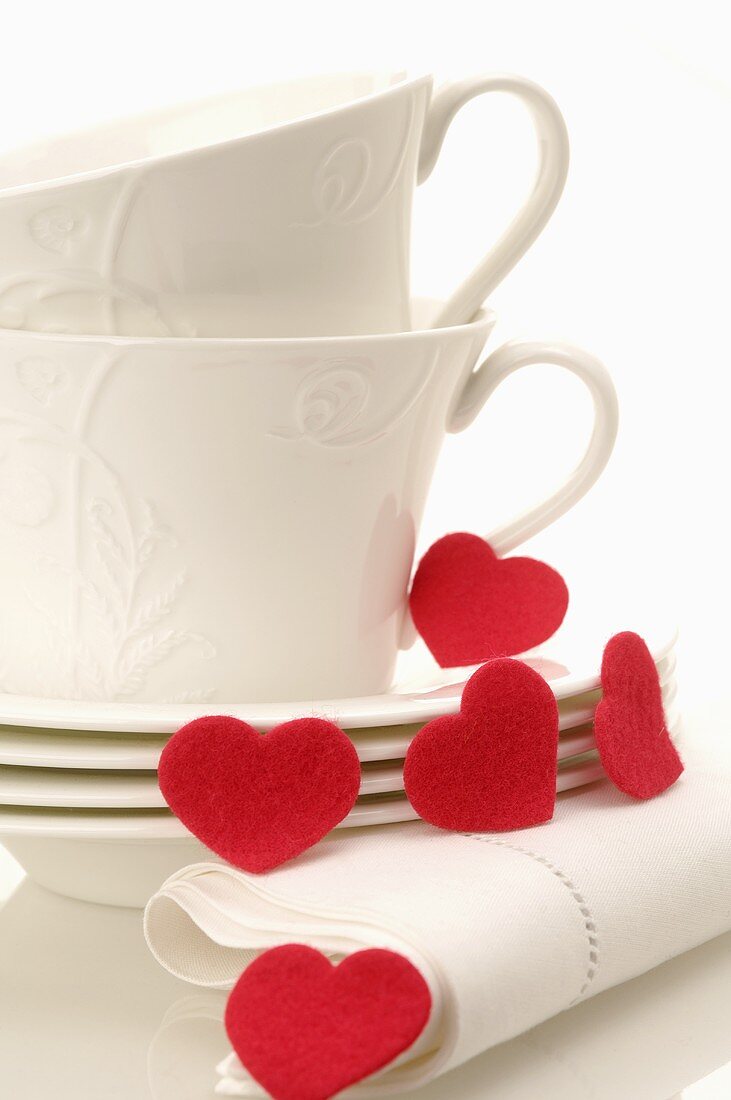 Kaffeetassen und rote Herzen