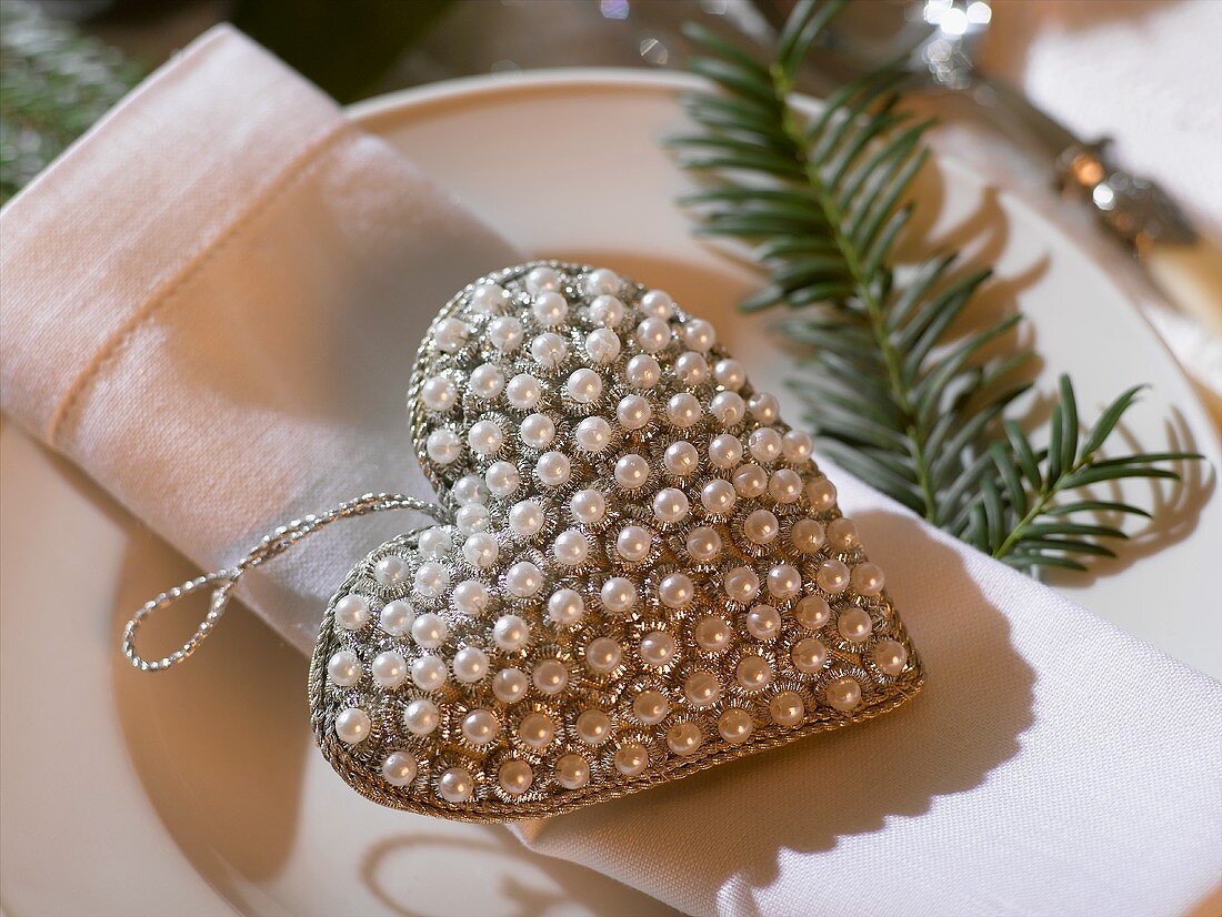 Place-setting with napkin & beaded heart with hanging loop