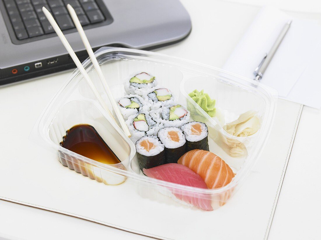 Sushi-Bento auf dem Schreibtisch
