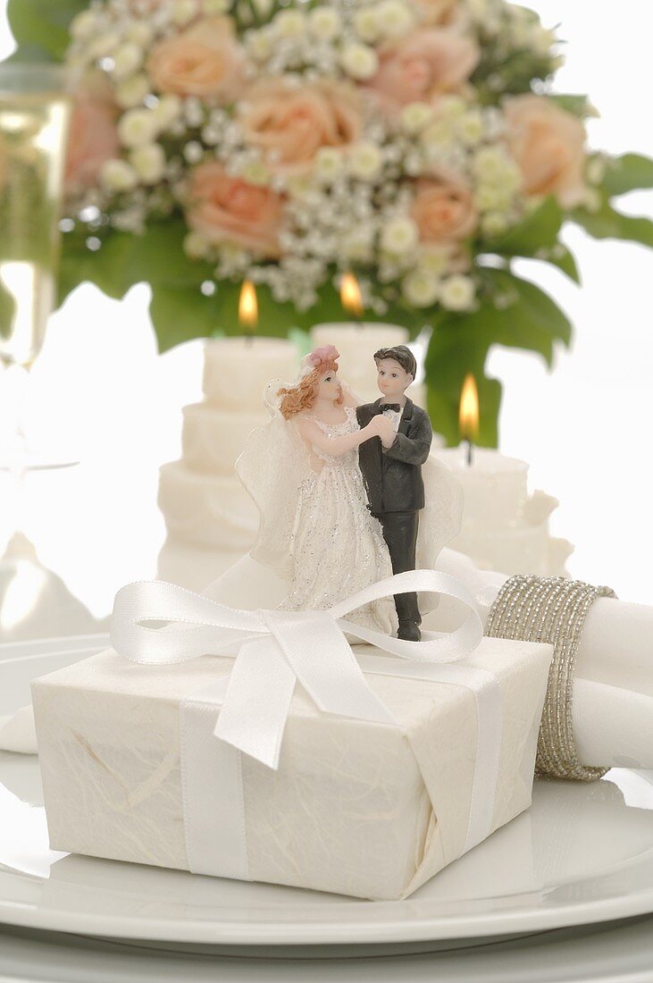 Wedding place-setting with gift and bride & groom figures