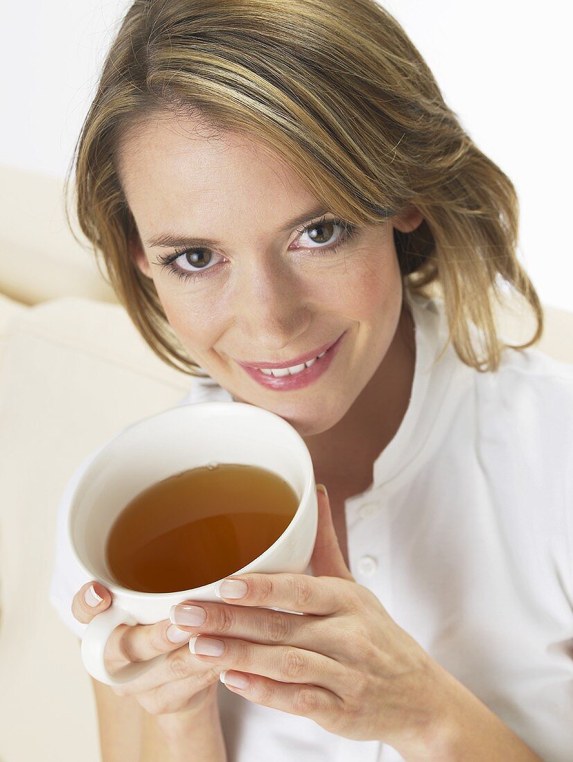 Frau mit einer Tasse Tee