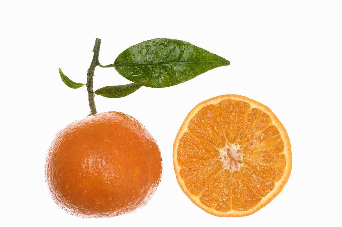 Ganze Orange und Orangenhälfte