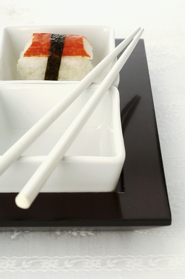 Schälchen mit Sushi und Essstäbchen