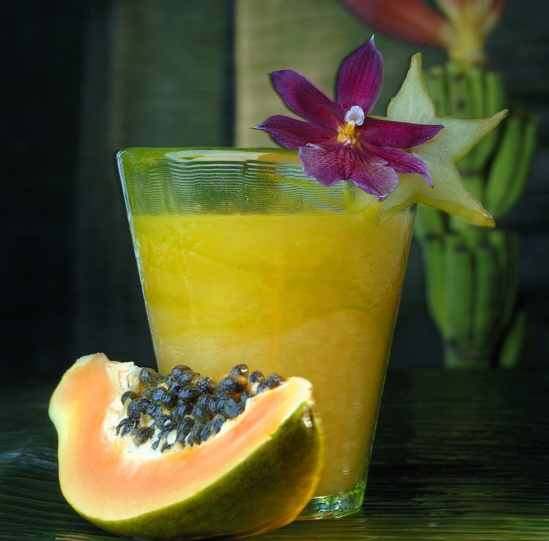 Papaya und ein Glas Saft