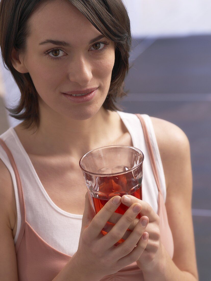 Frau mit einem Glas Tee
