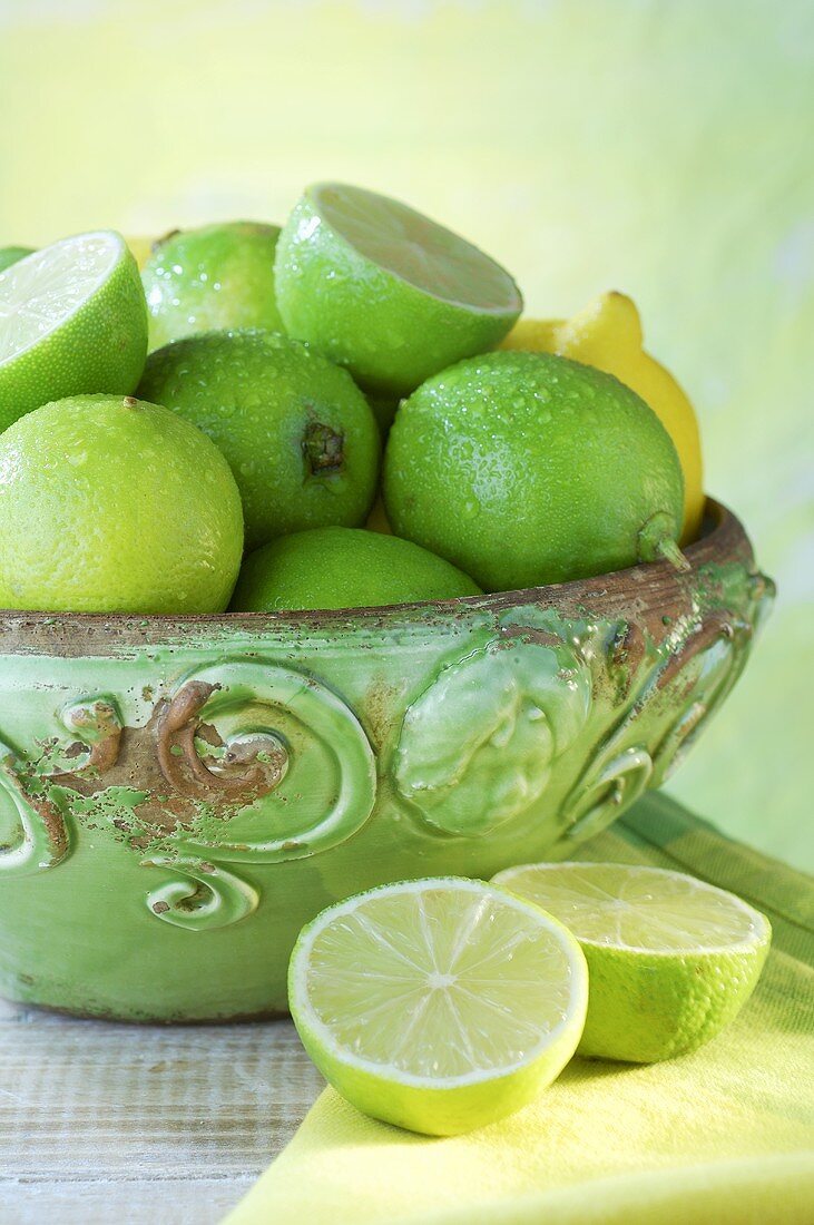 Zitronen und Limetten in einer Schale
