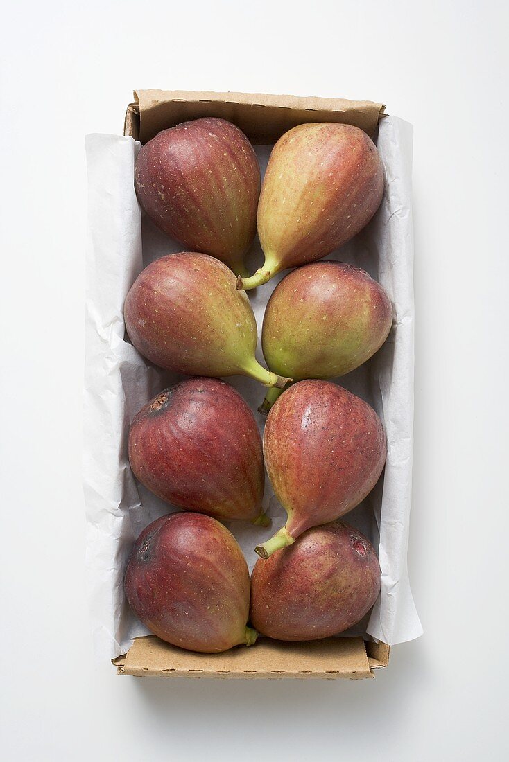 Fresh figs in a box