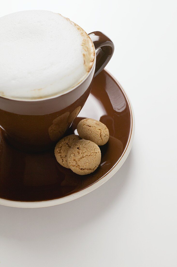 Tasse Cappuccino und Amaretti