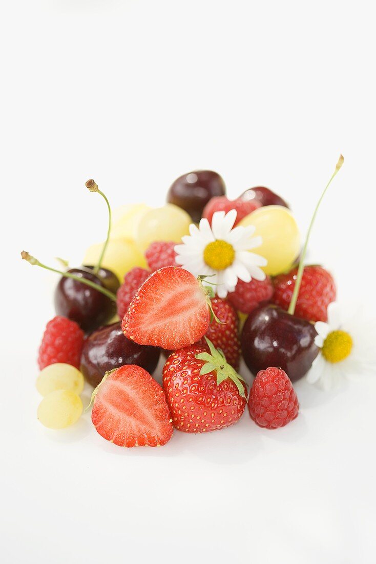 Frische Beeren, Trauben und Kirschen