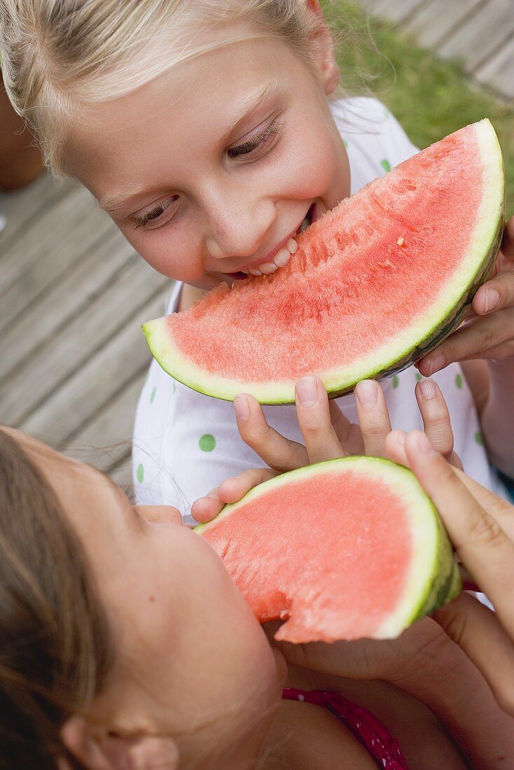 Zwei Mädchen essen Wassermelone