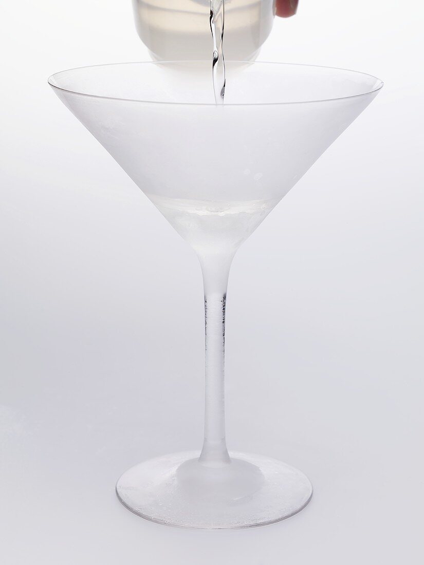 Martini in Glas einschenken