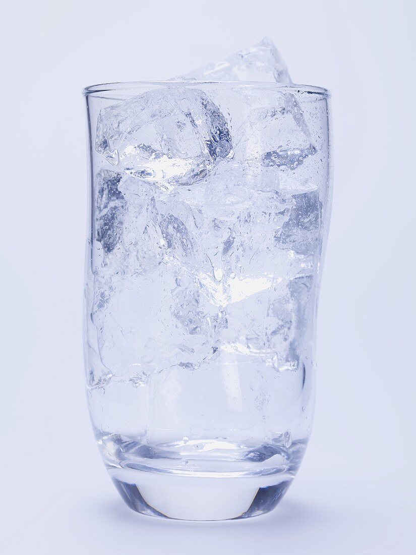 Glas Wasser mit Eiswürfeln