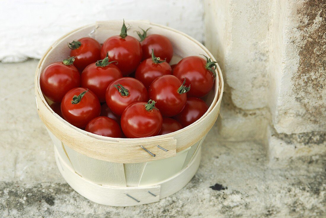 Tomaten in einem Spankorb