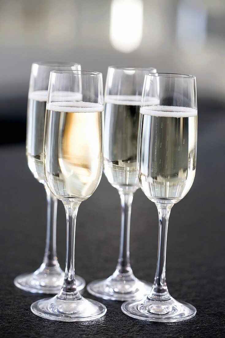 Vier Gläser Champagner