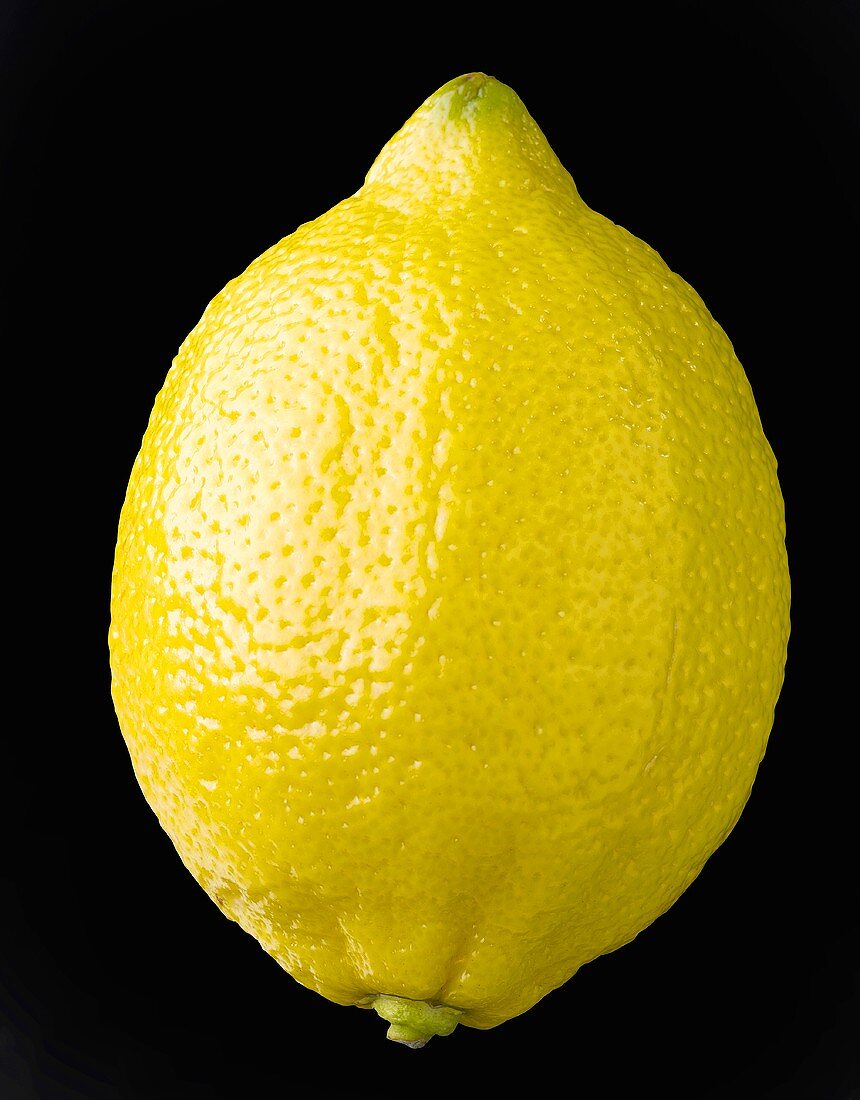 Eine Zitrone vor schwarzem Hintergrund