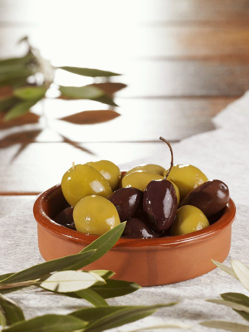 Schwarze und grüne Oliven in einem Schälchen