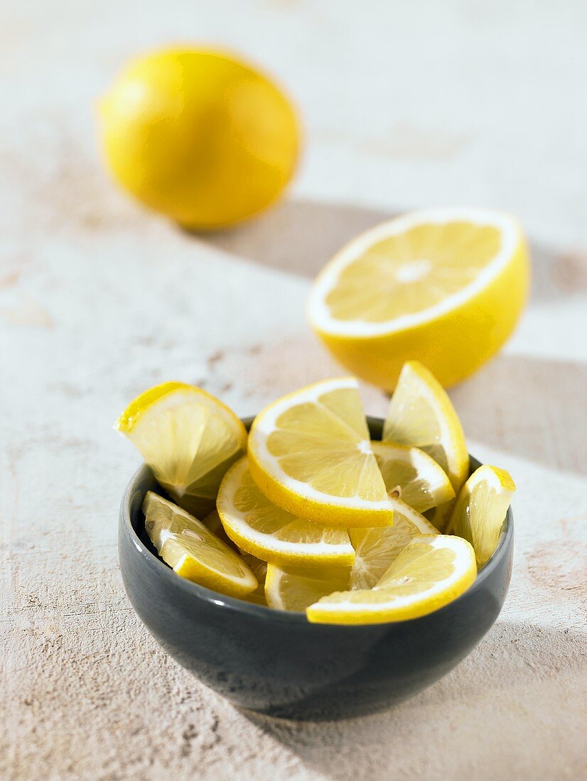 Zitronen: in Scheiben, halbiert und ganz