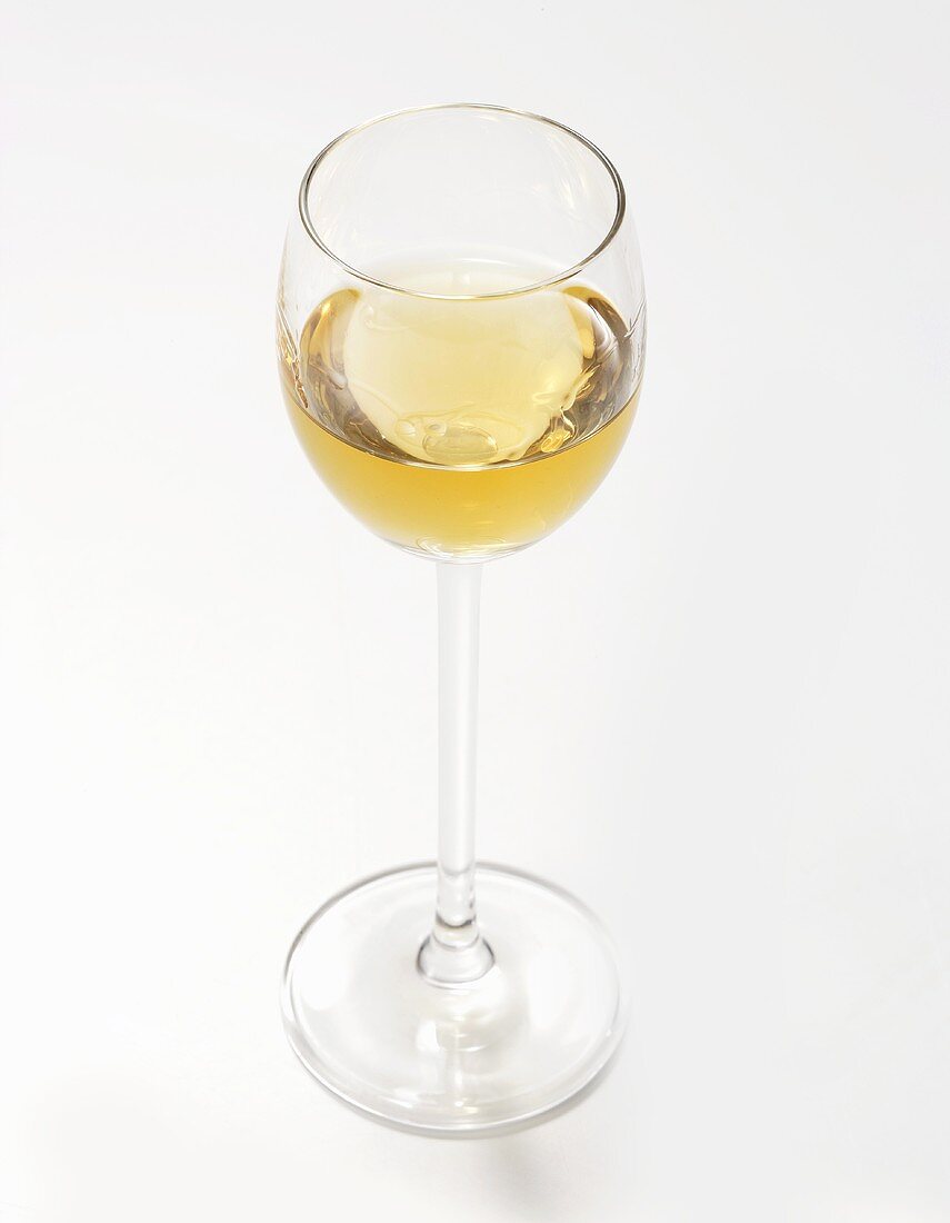 Ein Glas Aquavit (Kümmelspirituose)