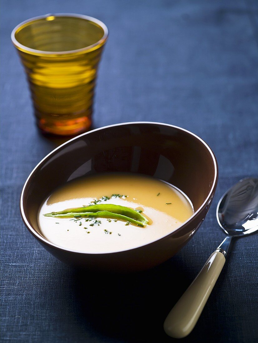 Gemüsecremesuppe mit grüner Chilischote