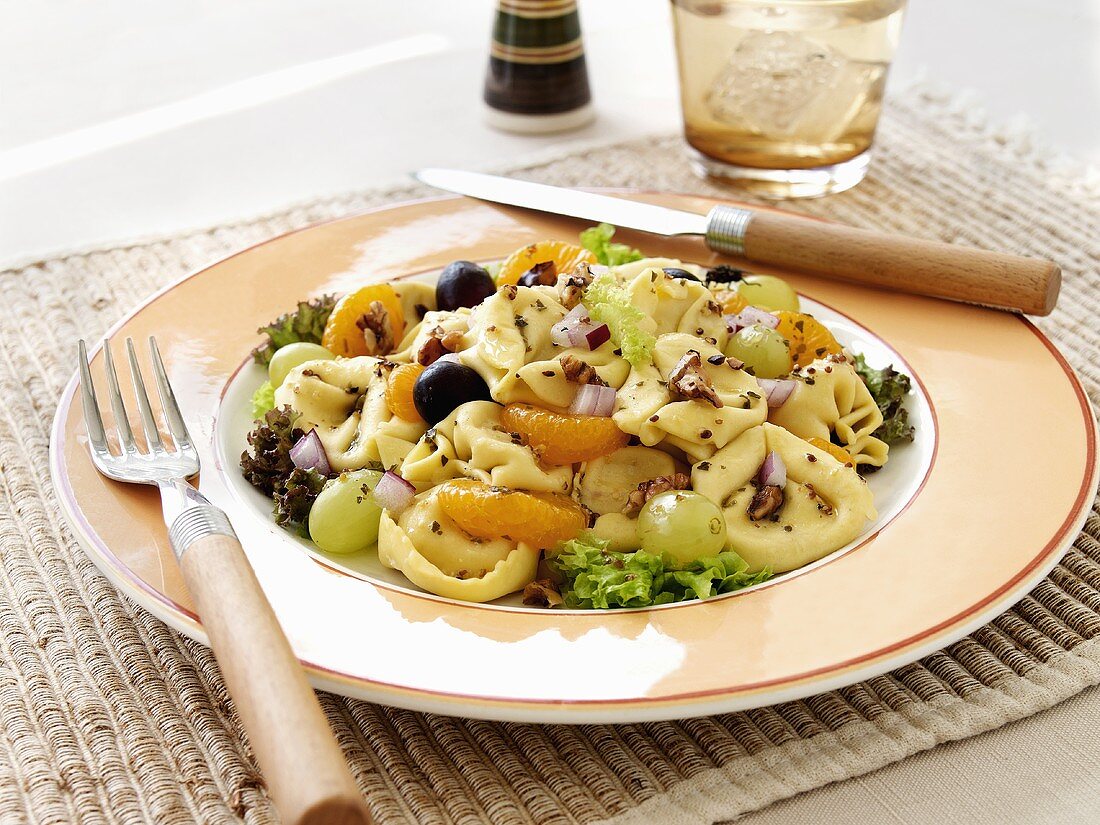 Tortellini-Salat mit Orangen und Trauben