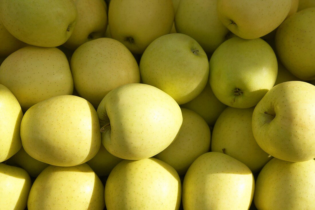 Golden Delicious apples (full-frame)
